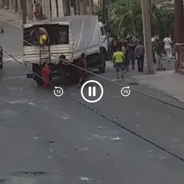 Cuban police dressed as civilians infiltrate the protests