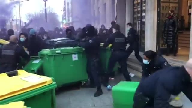 France - Students take on the Police against Mandates