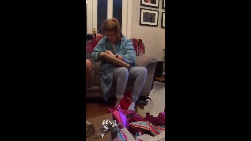 Girl Loses It After Receiving Justin Bieber Tickets