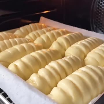 "Mozzarella Meltdown: The Ultimate Cheesy Stuffed Bread Recipe"