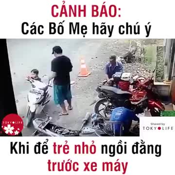 Hãy chú ý khi để trẻ em ngồi phía trước trên xe máy!