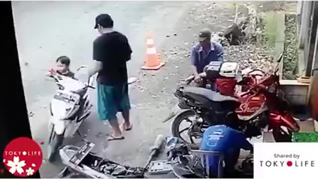 Hãy chú ý khi để trẻ em ngồi phía trước trên xe máy!