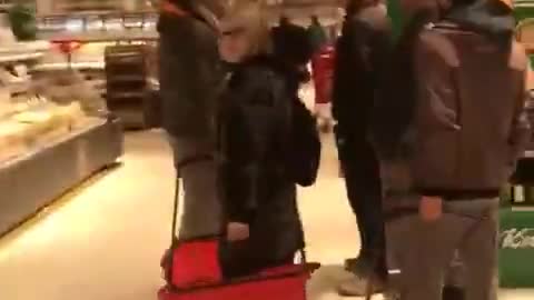 Al supermercato senza mascherina.