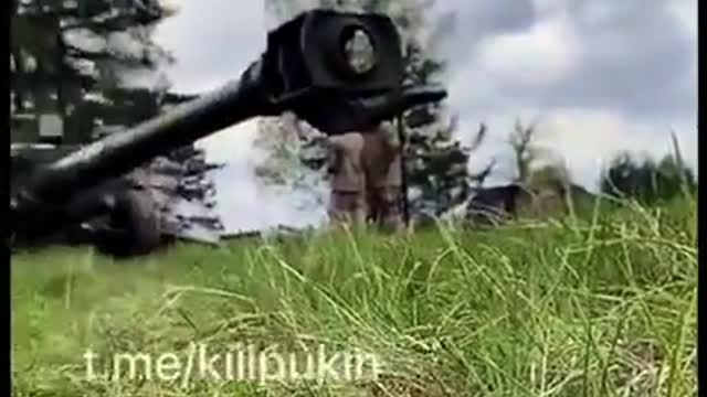 Ukrainian forces using a 155mm M777 howitzer on the battlefield