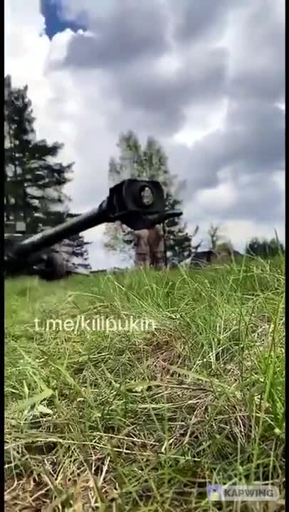 Ukrainian forces using a 155mm M777 howitzer on the battlefield