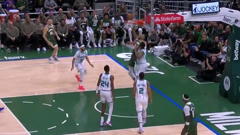 NBA | GIANNIS CRUSHED ON A SCREAMING COUNTER-ATTACK! Charlotte vs. Milwaukee