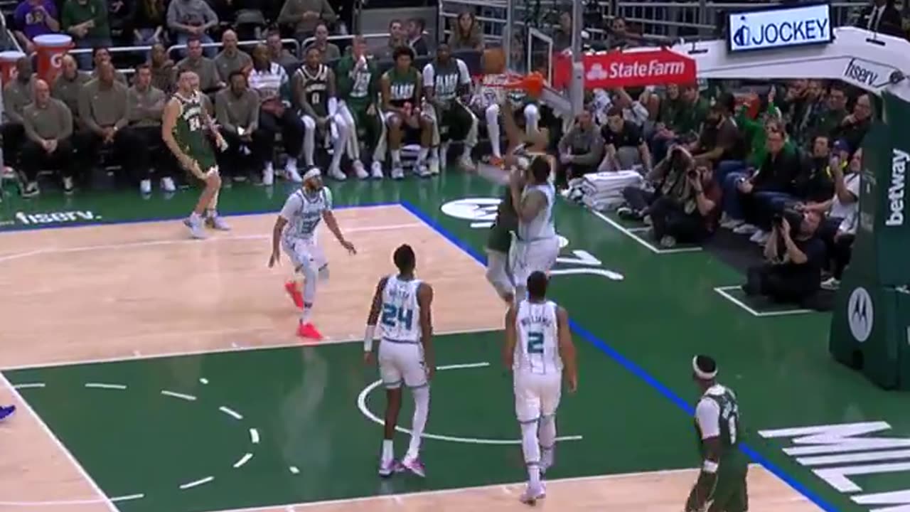 NBA | GIANNIS CRUSHED ON A SCREAMING COUNTER-ATTACK! Charlotte vs. Milwaukee