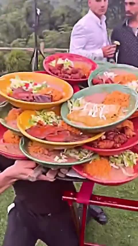 ΑΥΤΟΣ ΕΙΝΑΙ ΣΕΡΒΙΤΟΡΟΣ