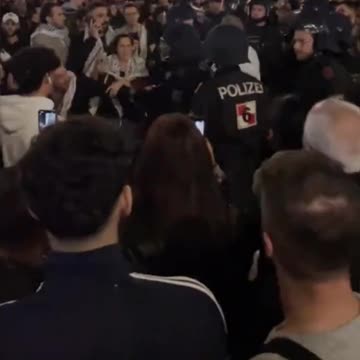 Vienna Police are surrounded by pro-Hamas fanatics and are compelled to use force.