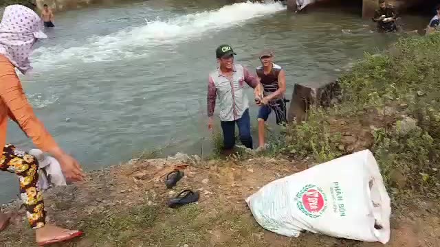 Clip fish jumping out of the water, farmers scrambled to catch