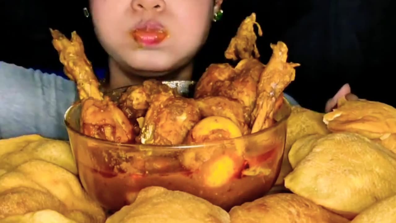 ASMR Eating Egg chicken Ghee roast with lot s of ghee puri #MUKBANG #Eatingshow #foodieTithi #shorts