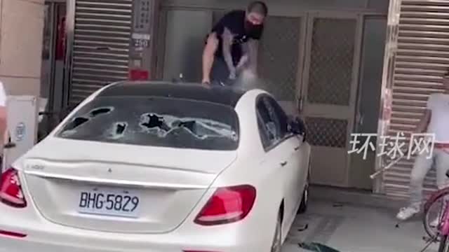 A Mercedes-Benz car in Taiwan was broken by a group of people