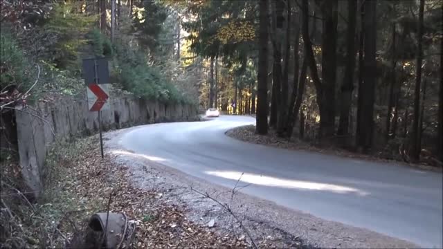 Asombrosas habilidades para el drifting sobre una peligrosa ruta montañosa