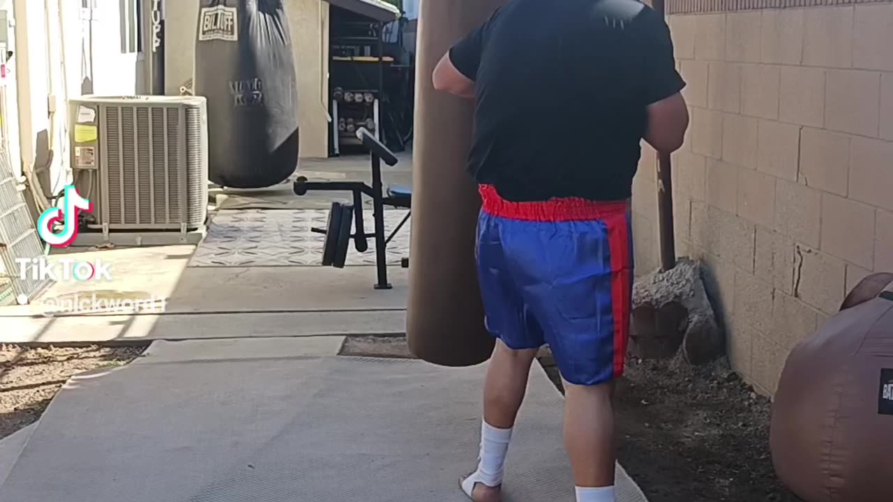 150 pound banana bag workout part 11. Another 2 Minute Round Of Muay Thai!