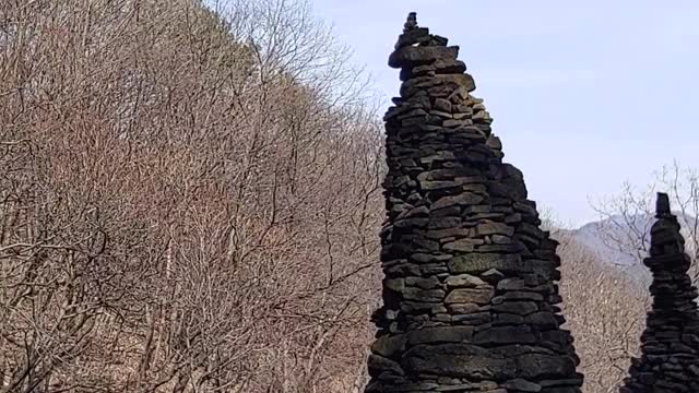A stone tower in the forest that purifies me. 3