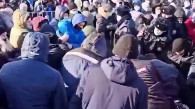 🚨Supporters of Alexei Navalny clash with Russian police.