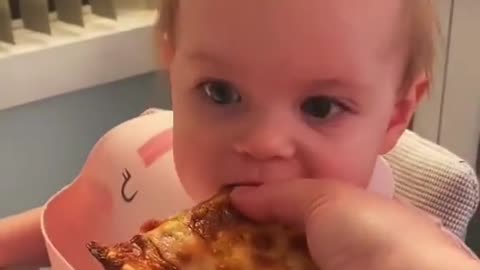 Baby tries pizza for the first time 🤣