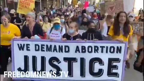 People protesting abortion law in Texas