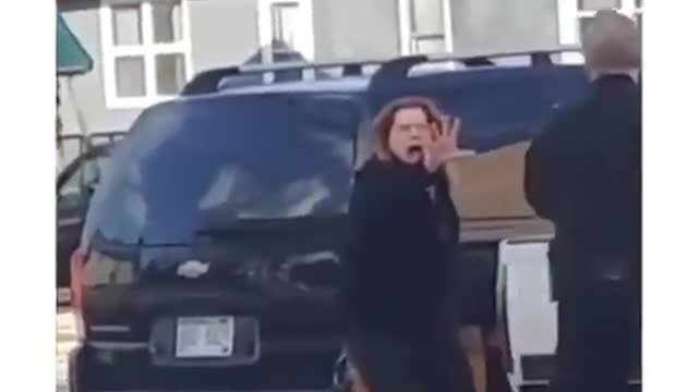 Wtf is she doing? π β Comment if this made you laughππ β Tag someone who need to see this π£