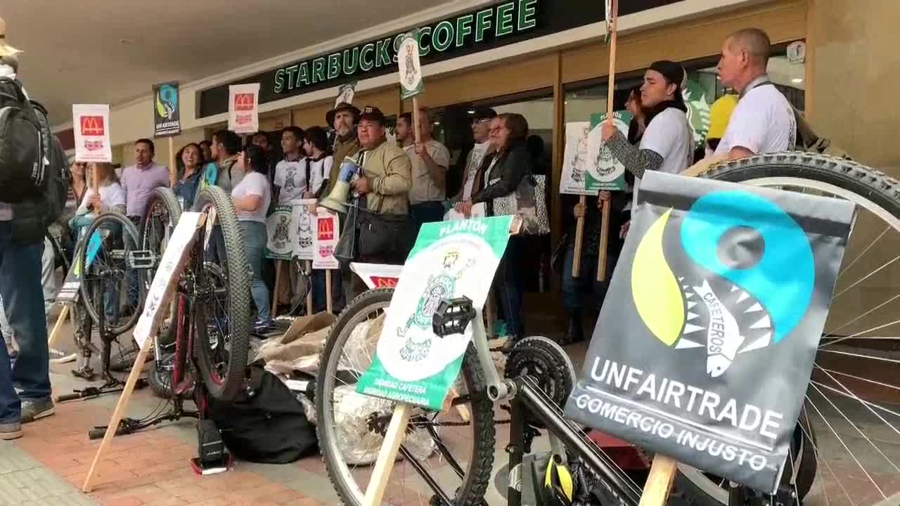 Cafeteros colombianos protestan frente a Starbucks para exigir precios justos