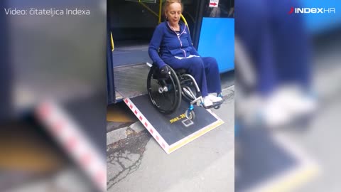 ZETovcu je teško spustiti rampu u busu