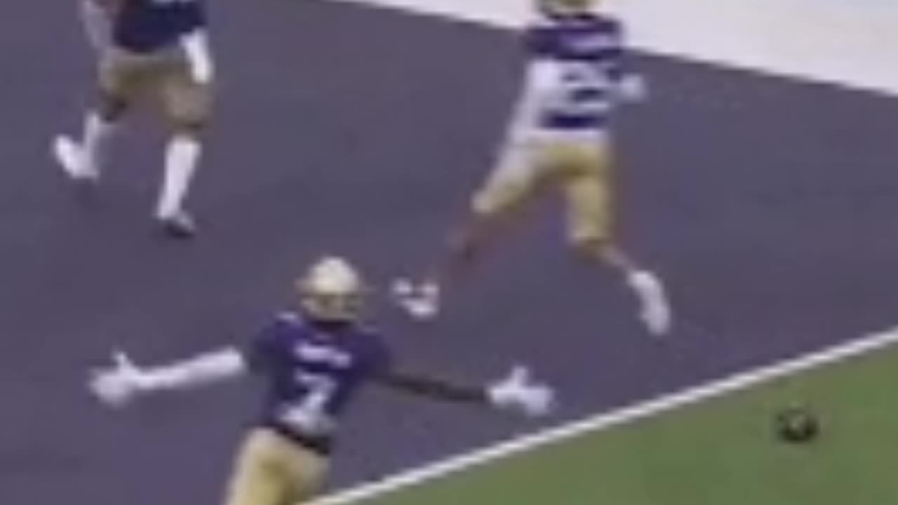 GUTS ARE PUNNNCHED AS MISTAKE IS REVEALED #cfb #footballhighlights #pick6 #INTERCEPTION #huskies
