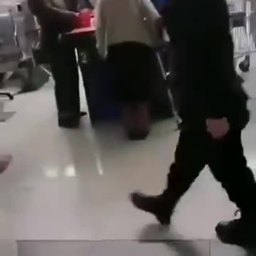 Una donna di 100 anni non può entrare al supermercato - Aprile 2021