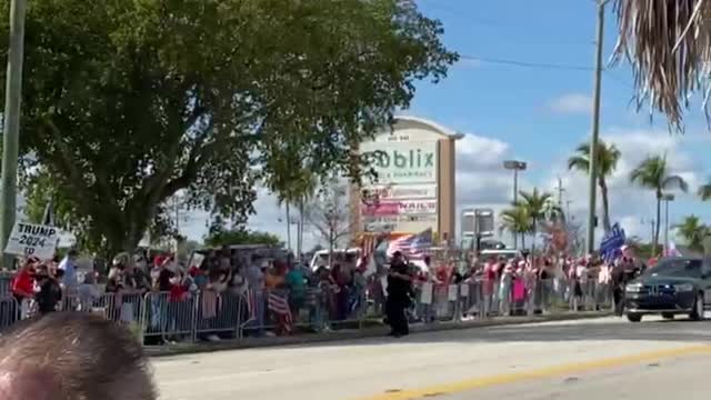 Trump's motor cade arrives in Florida