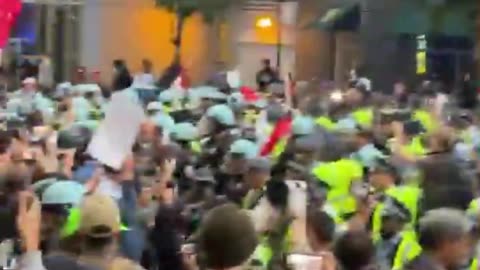 🚨🚨 BREAKING 🚨🚨 Hundreds of Chicago are clashing with pro-Palestine protesters