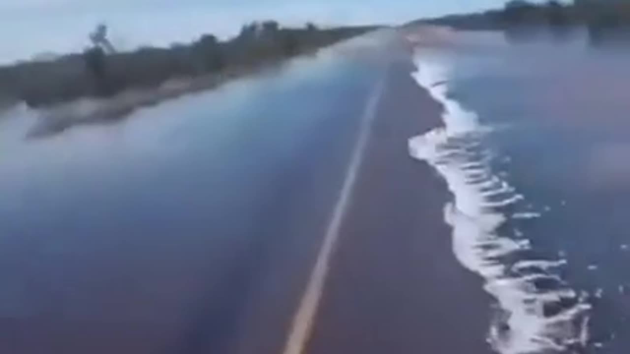 Millions of Fish in the Australian Desert after Ground cracked Open! 🐟📯🐟