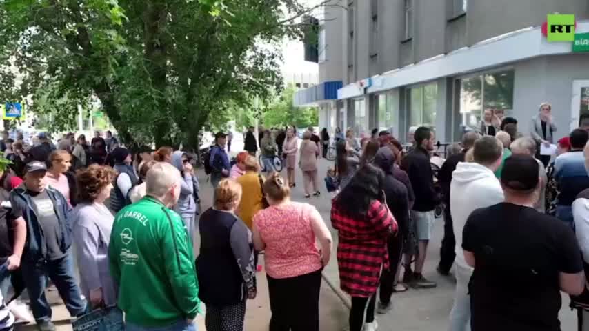 Queue for Russian sim card at Melitopol