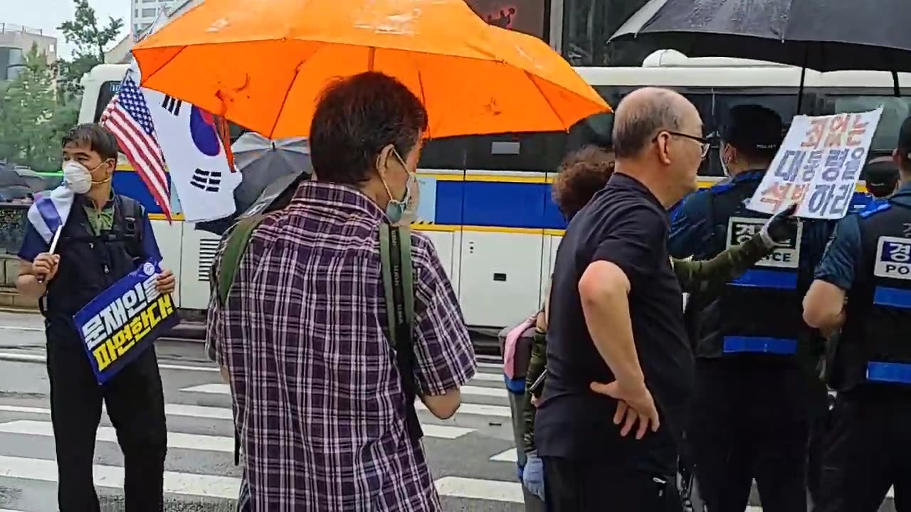 20200926_V3_S01(cxUz1YrxGfI)청와대로 향하는 화난 국민을 경찰버스로 차단한 경찰, 광복절날 경복궁역 4거리에서