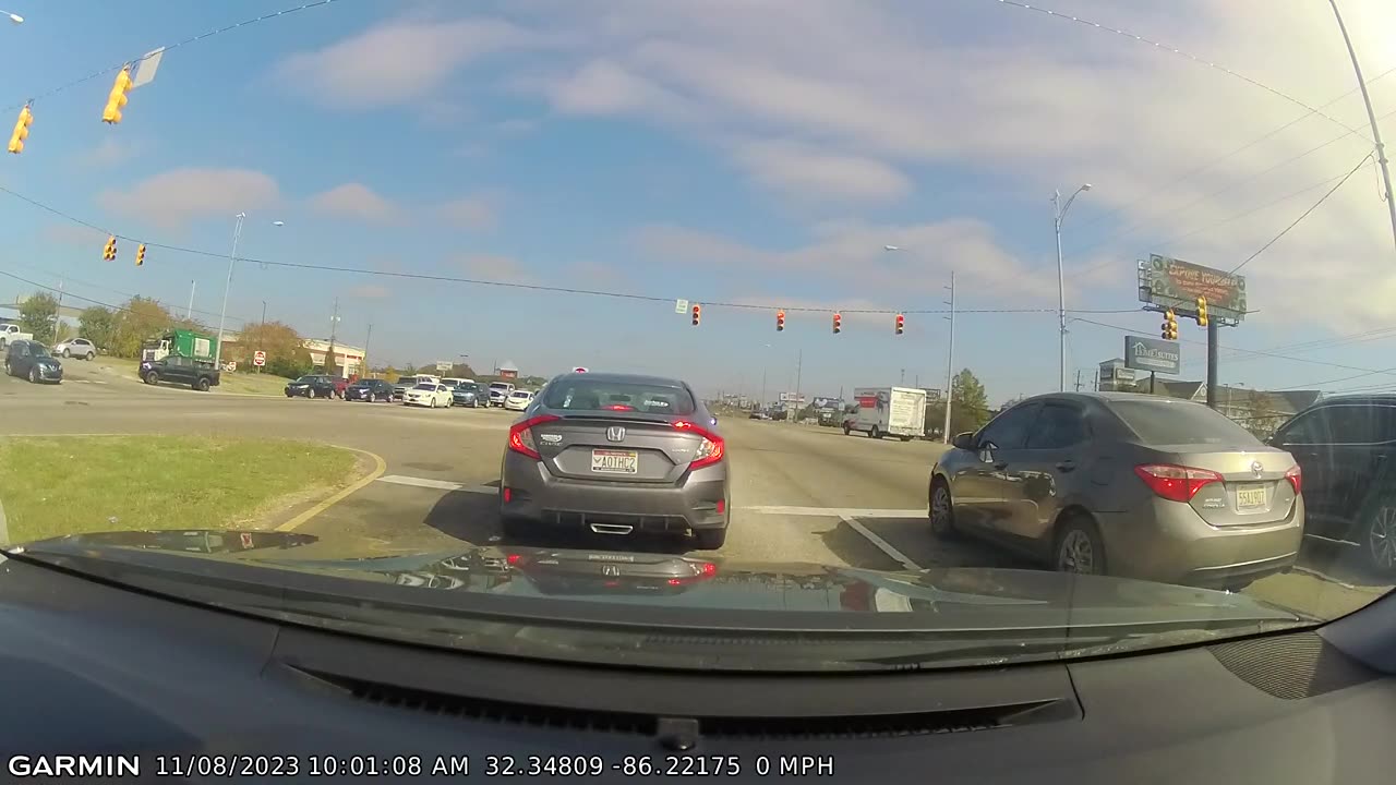 SUV Ignores Red Light