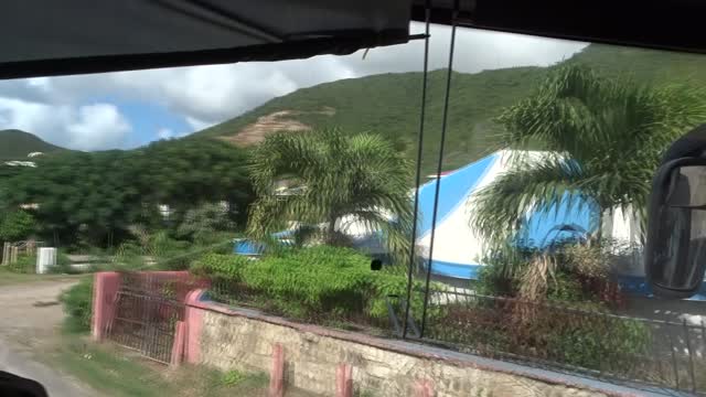 By the Dutch/French Border on Sint Maarten, parlez vous Francais?