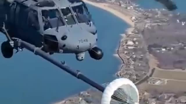 Helicóptero HH 60 G power hawk da Força Aérea Americana reabastecendo durante o voo..mp4