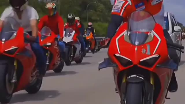 i cant be the only one who thout the bikers on the left was multiplied edited