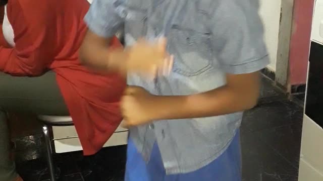 Crianças dançando funk