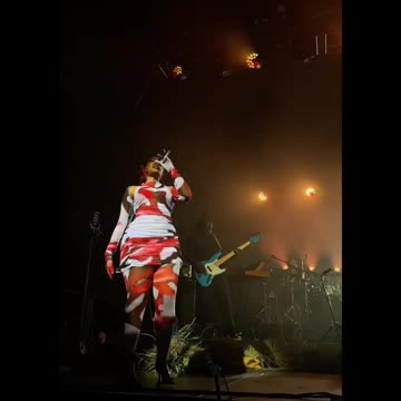 Tems will always look sexy even if she covers up