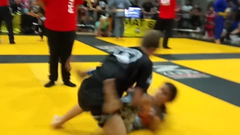 Girl Fights Boy jiu jitsu, No Gi