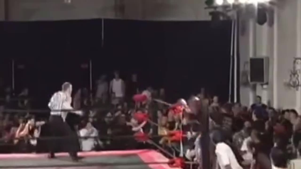 Powerbomb into the crowd !