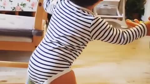 Menino de protese