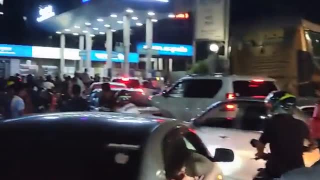 Bangladesh: video thousands of people are flocking to petrol stations after 52% hike