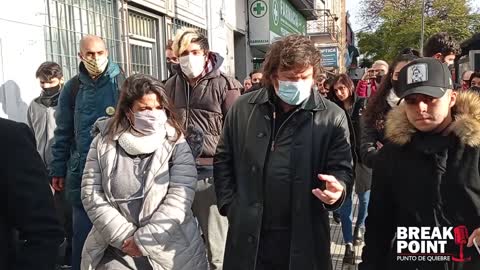 Javier Milei da clase de economía en la calle