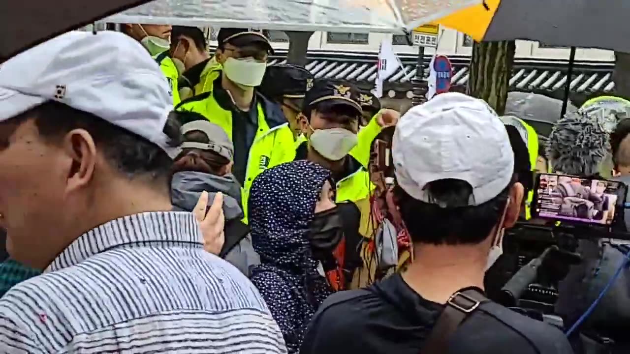 20200924_V3_S01(OryPXPa6mWU)경찰벽을 뚫기 위해 젊은 청년들이 모이지만, 광복절 청와대 입구에서