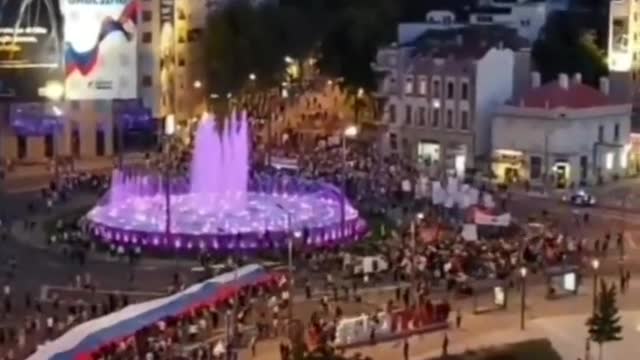 Serbia: citizens unroll massive flag at pro family rally (Sept. 11, 2022)