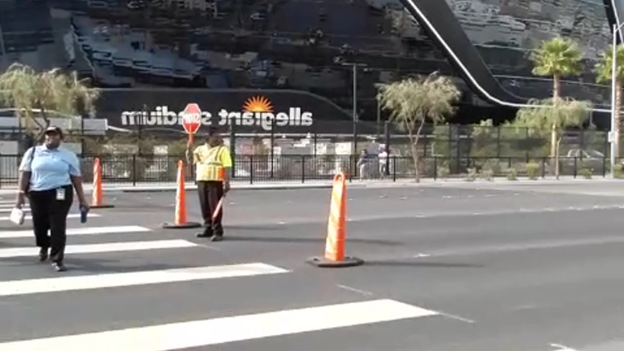 Open Air: Stadium Crew & Cops, Street Flagger Gets Rebuked (Giants @ Raiders, NFL Week 9)