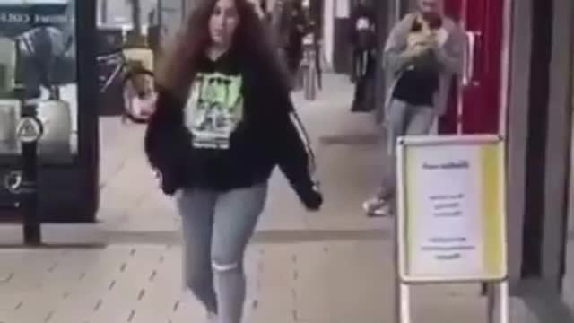 Hilarious dinosaur prank😂