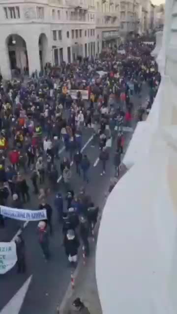 People in Trieste STANDING UP against the mandates