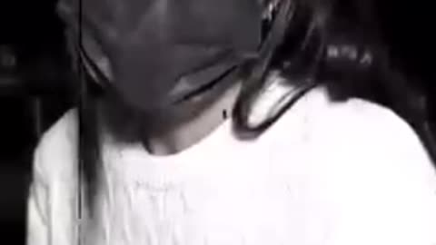 لابس كمامه