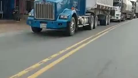 Fila de camiones represados en la vía La Cordialidad